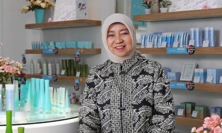 Nurhayati Subakat – Pemilik Wardah Kosmetik