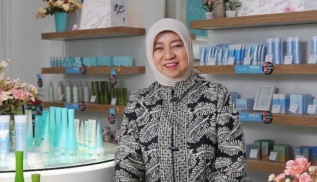 Nurhayati Subakat – Pemilik Wardah Kosmetik