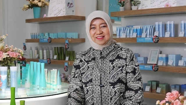 Nurhayati Subakat – Pemilik Wardah Kosmetik